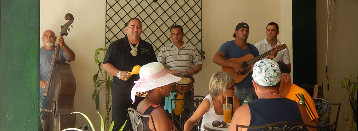 singers on boulevard de la habana